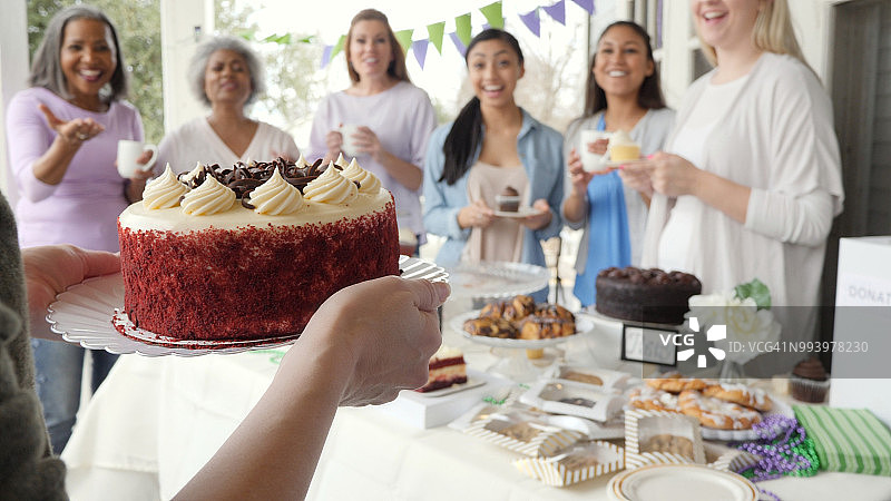 朋友们在慈善派对上高兴地收到蛋糕图片素材