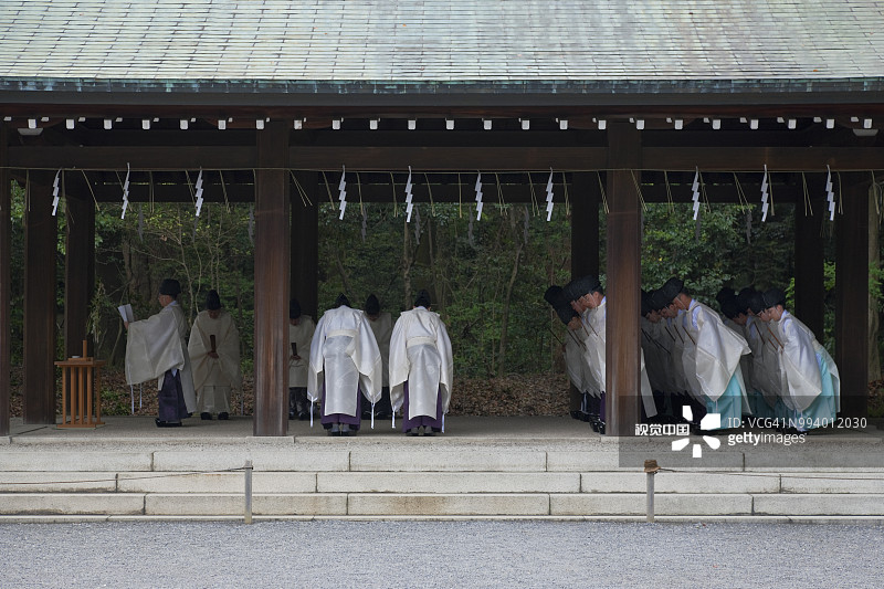 日本东京明治神宫神道教祭司的净化仪式图片素材