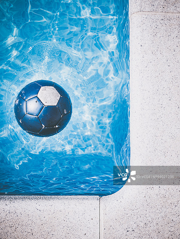 泳池中的球图片素材