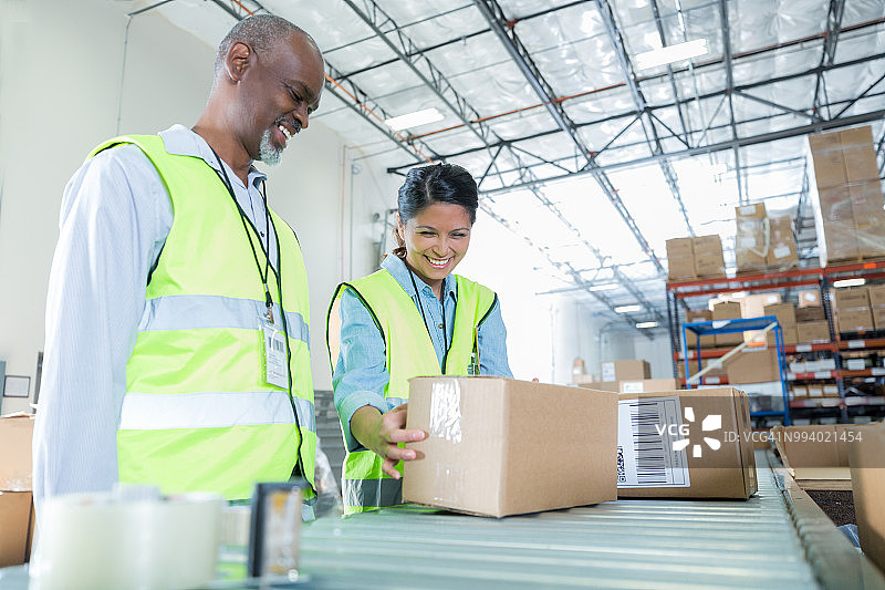 女人在配送仓库中检查包裹图片素材