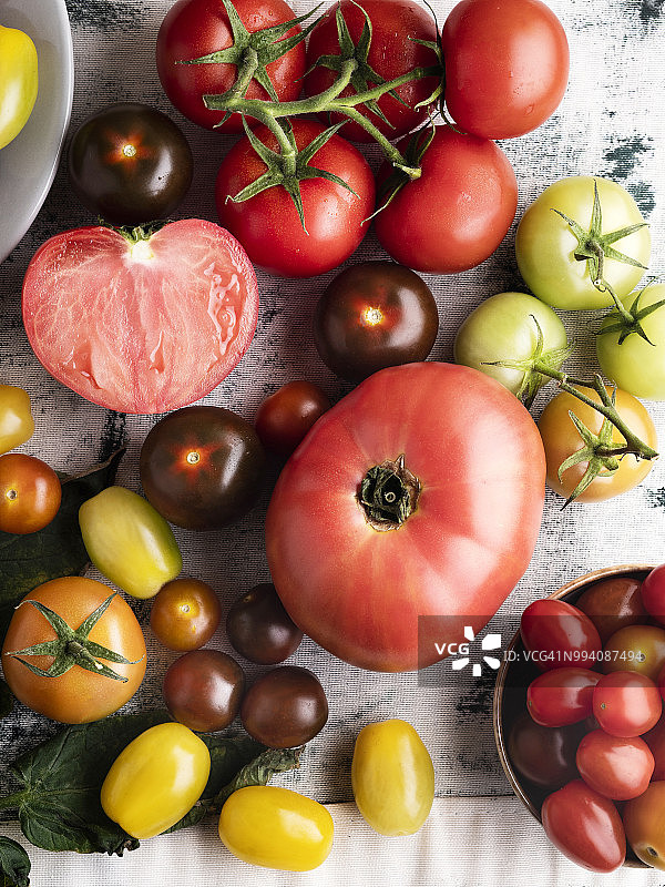 色彩鲜艳的成熟番茄蔬菜图片素材