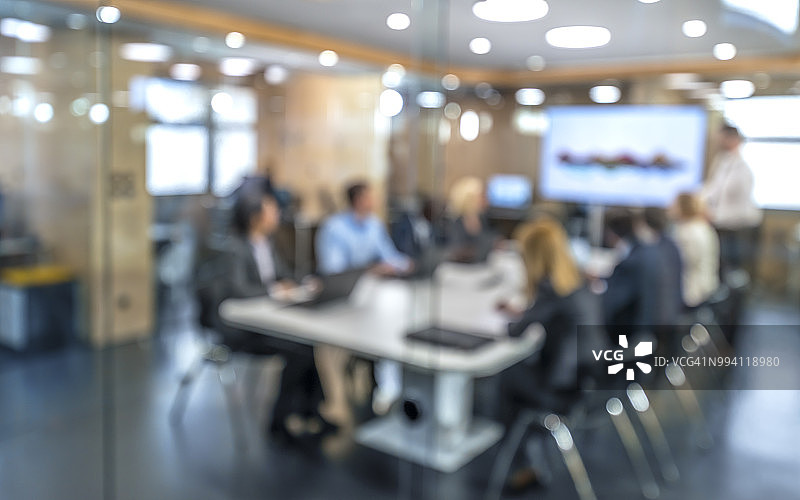 会议室中柔焦的商务人士图片素材