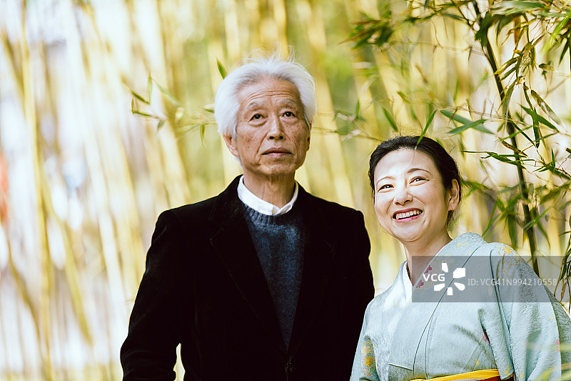 在竹林中散步的银发老夫妇和穿和服的女人图片素材