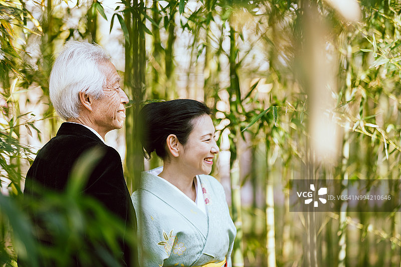 在竹林中散步的银发老夫妇和穿和服的女人图片素材