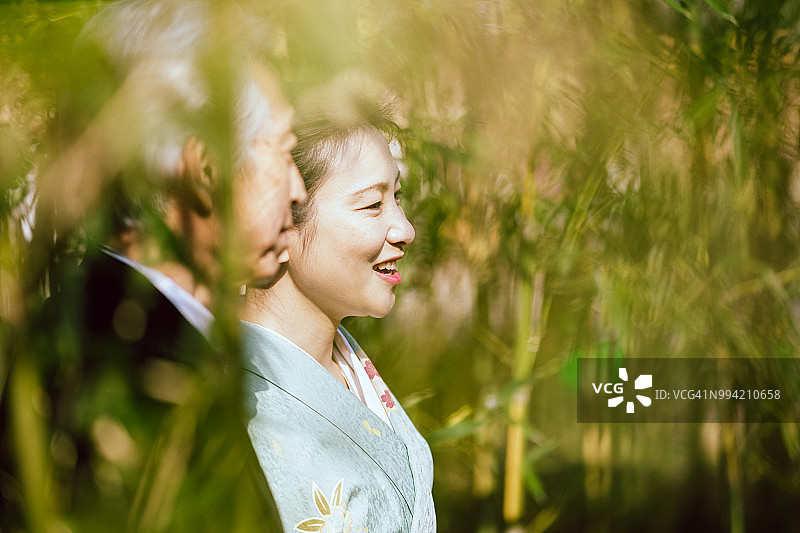 在竹林中散步的银发老夫妇和穿和服的女人图片素材