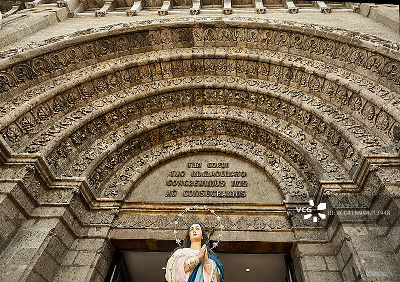 仰视圣母雕像的教堂图片素材