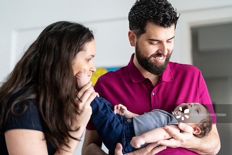 幸福家庭和他们的新宝宝图片素材