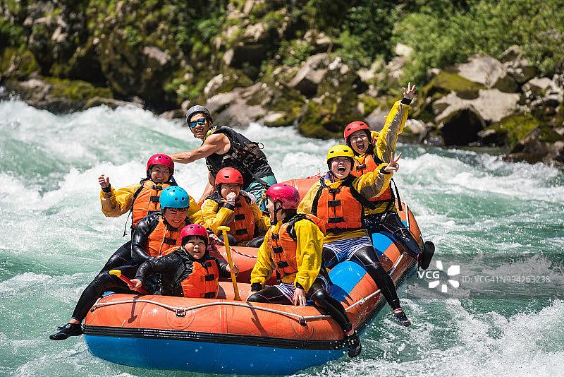 男女混合小组激流漂流图片素材