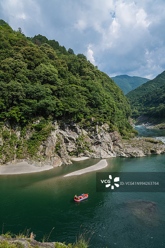 一群男女漂流往返岸边的高角度俯视图图片素材