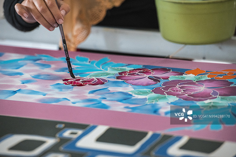 女人在蜡染工坊绘画图片素材