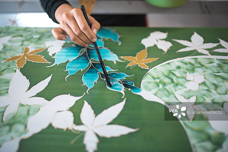 女人在蜡染工坊绘画图片素材