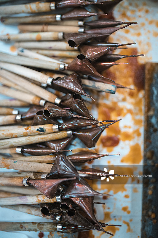 蜡染车间的手工工具图片素材