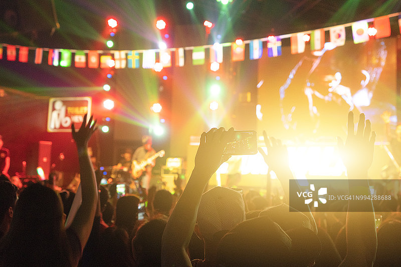 音乐会上庆祝和快乐的人群模糊背景图片素材