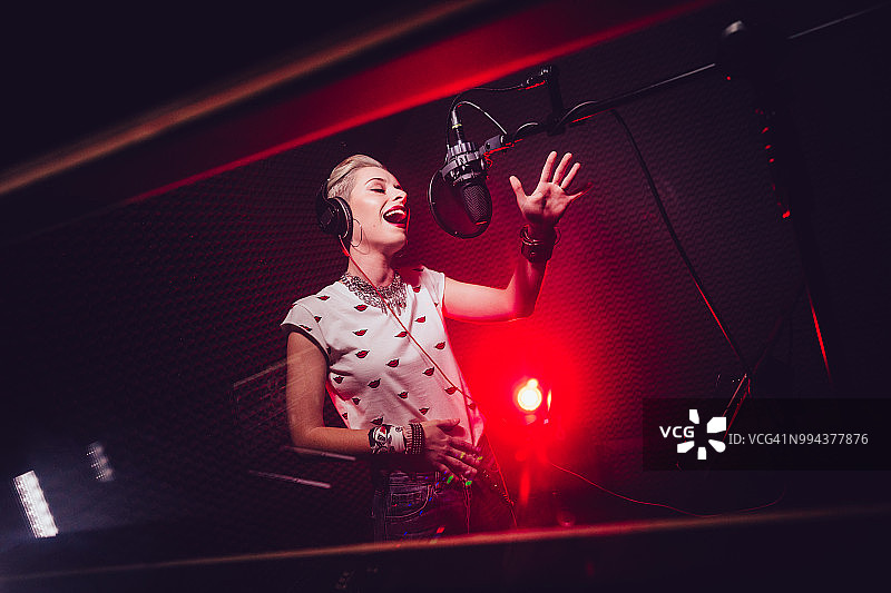 时尚音乐艺术家在工作室表演和录制音乐图片素材