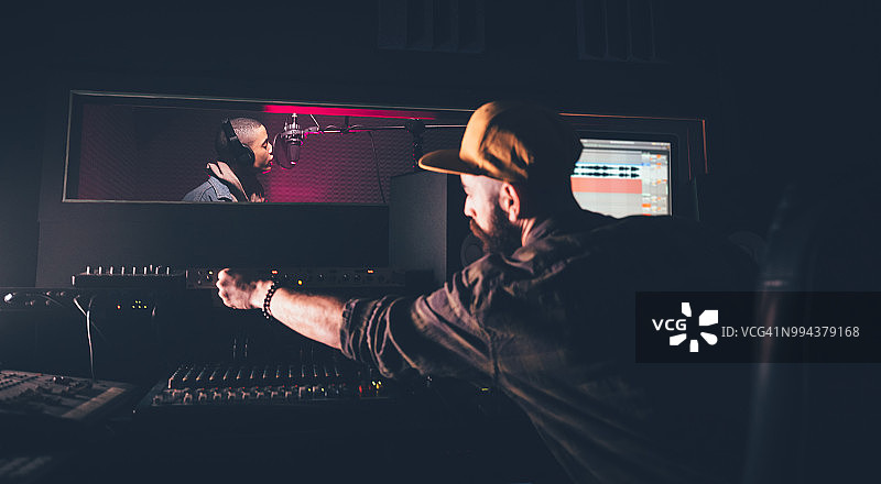音乐制作人在录音棚录制歌曲图片素材