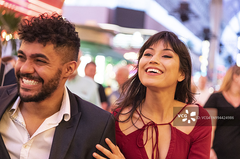 年轻情侣在夜晚外出微笑图片素材