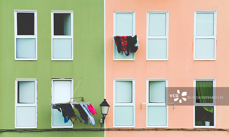 彩色外墙上的晾衣绳图片素材