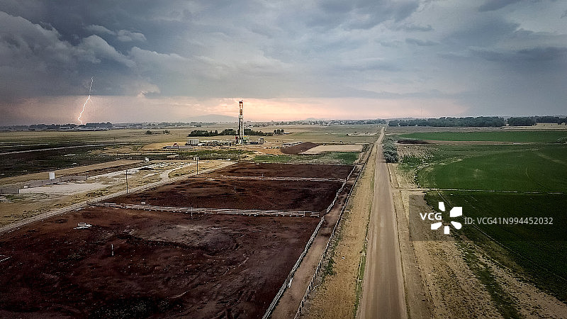 戏剧性天空下闪电中的水力压裂钻井平台图片素材