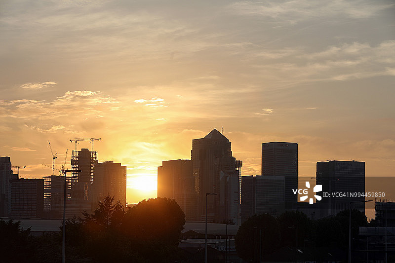 金丝雀码头商业金融区后的日落图片素材