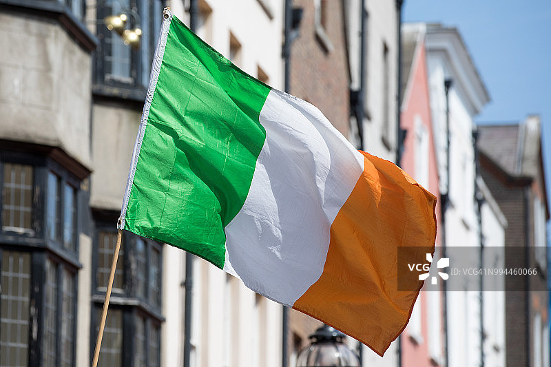 爱尔兰都柏林飘扬的爱尔兰国旗图片素材
