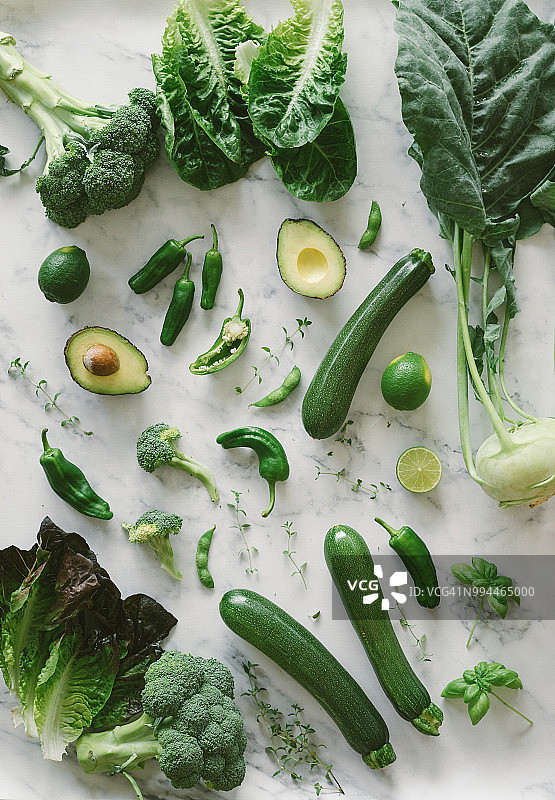 大理石背景上的新鲜春季蔬菜图片素材