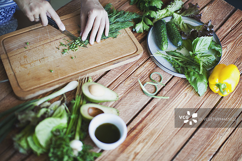 女人切香草和蔬菜图片素材