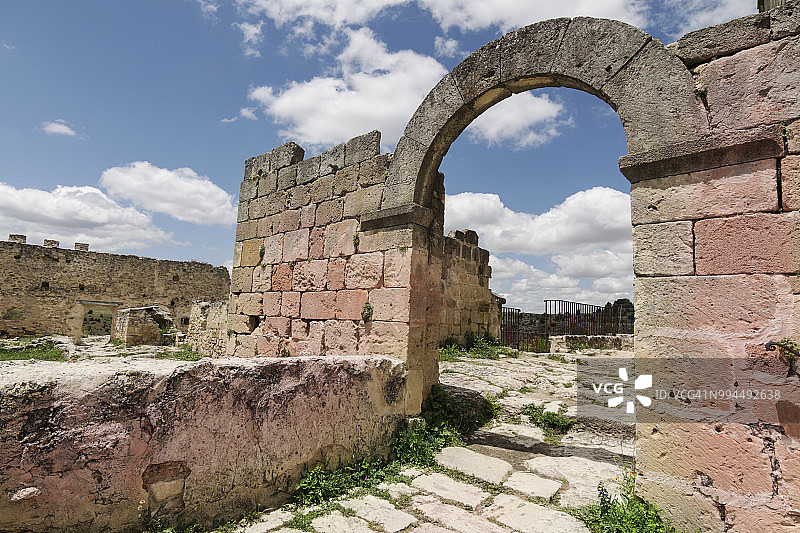 西班牙塞哥维亚杜拉顿河峡谷自然公园圣弗鲁托修道院内的拱形入口图片素材