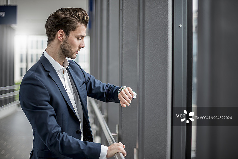 在通道内查看时间的商人图片素材