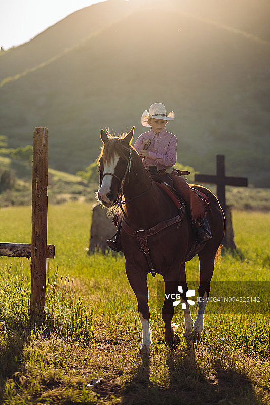 在牧场骑行的犹他州年轻牛仔图片素材
