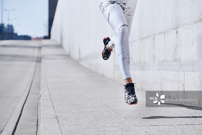 女子跑步运动员的都市锻炼图片素材