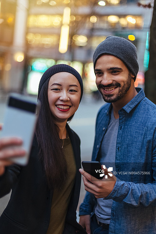 年轻人在城市街道上自拍图片素材