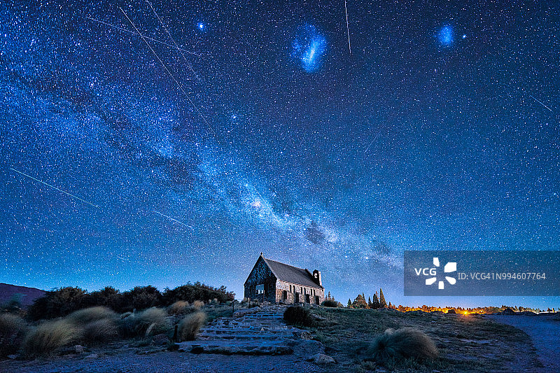 阳光下的教堂图片素材