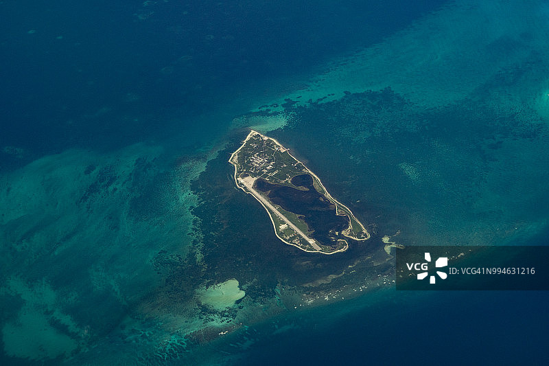 南海东沙群岛白天的航拍景象图片素材