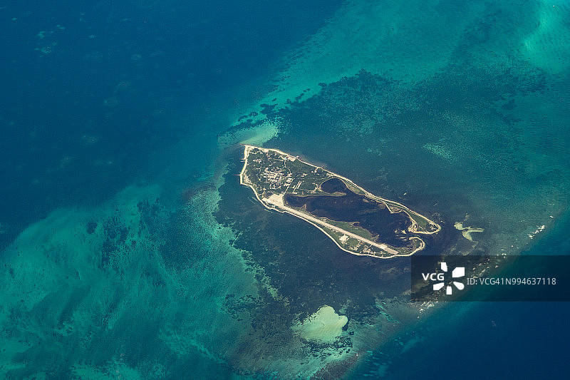 南海东沙群岛白天的航拍景象图片素材