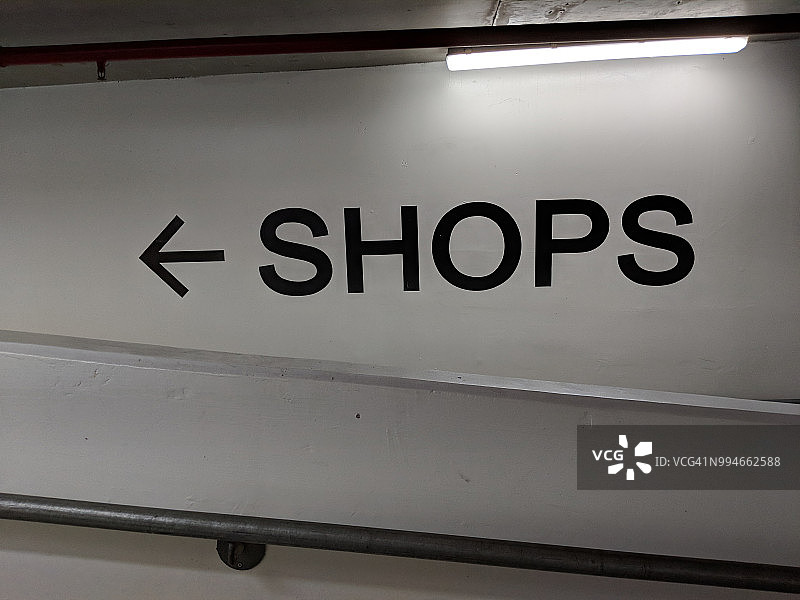 墙上的商店招牌图片素材