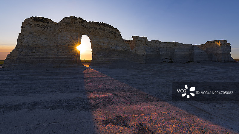 拱门下的纪念岩日落，堪萨斯州图片素材