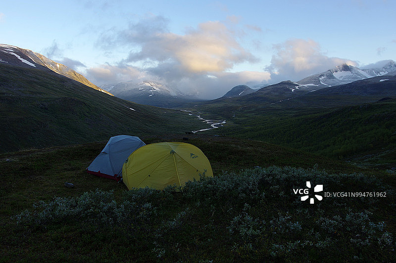 秋日拉帕约克山谷上方显眼处的两顶帐篷图片素材