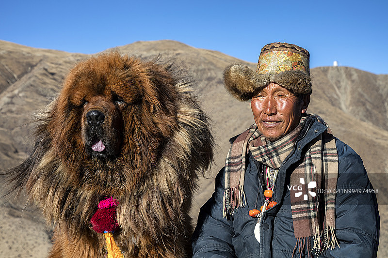 藏族牧羊人和他的藏獒图片素材