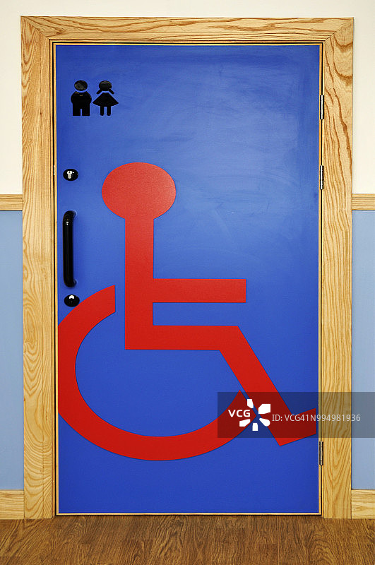 带有易于读取的残疾人标志的门图片素材