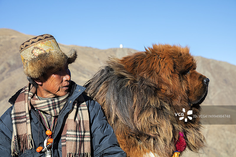 藏族牧羊人和他的藏獒图片素材