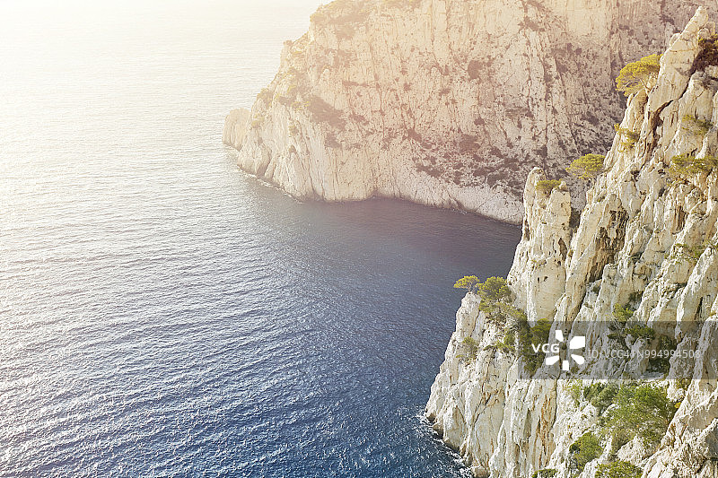 高耸的石灰岩海蚀崖与广阔的海洋图片素材