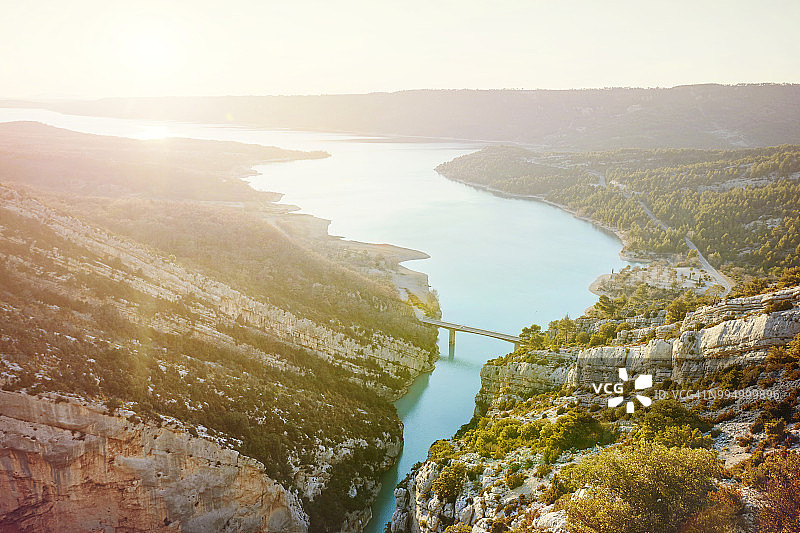 日落时分的韦尔东峡谷和圣十字湖图片素材