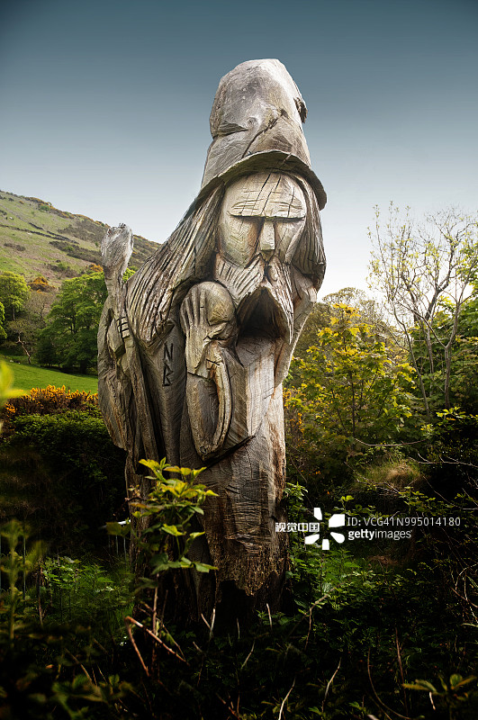 树桩上雕刻的巫师木雕图片素材