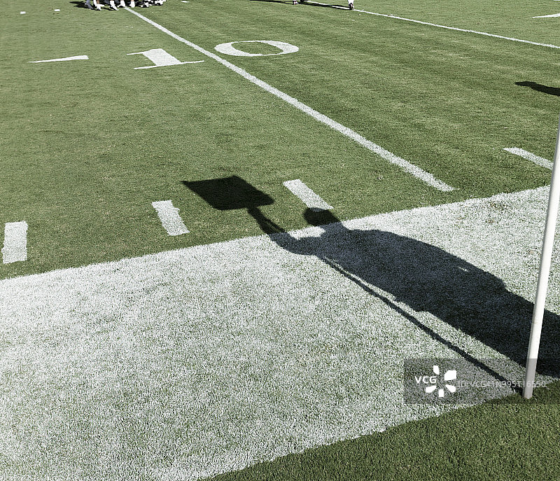 足球官员举起倒地标志的影子图片素材