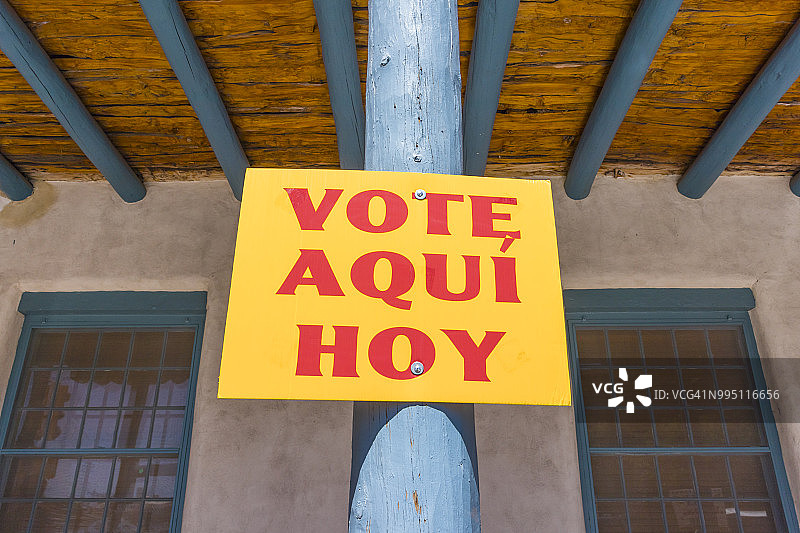 新墨西哥州的“今天在此投票”标志图片素材