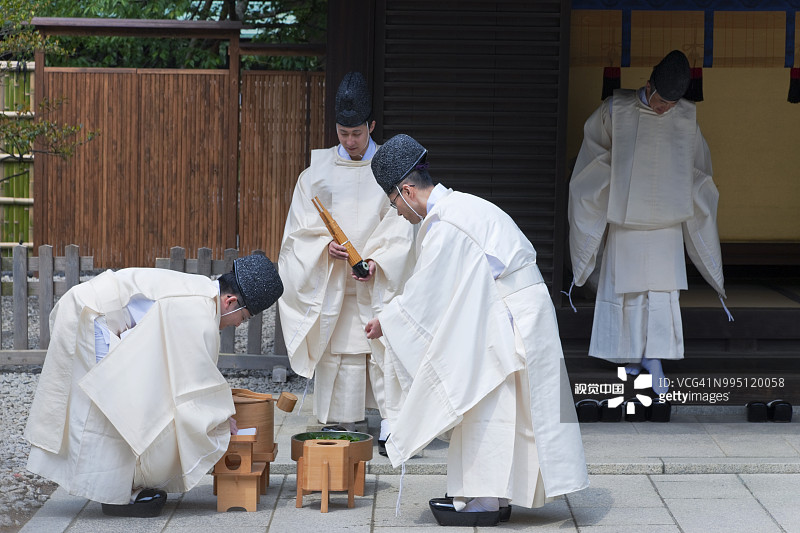 日本东京明治神宫神道教祭司的净化仪式图片素材