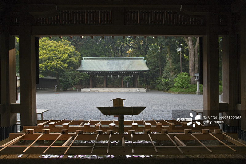 日本东京明治神宫的御手洗处图片素材