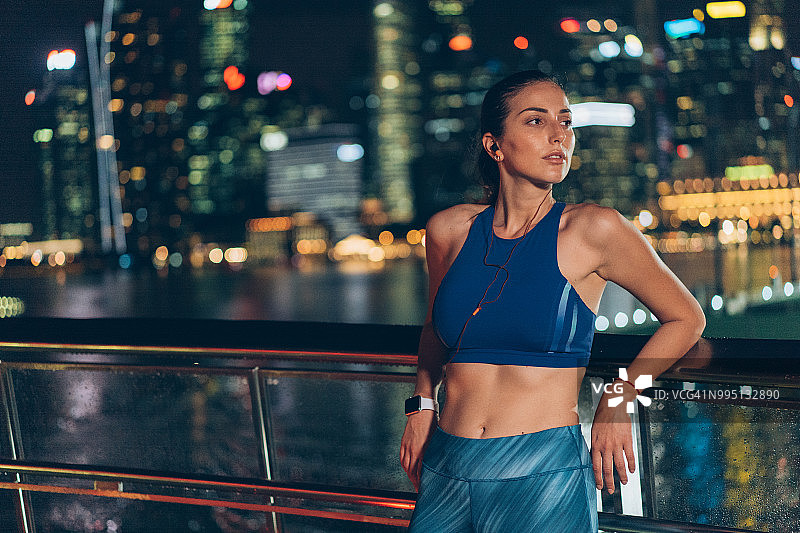 户外放松的美丽女运动员图片素材