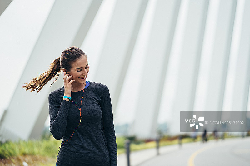 听音乐的活力年轻女士图片素材
