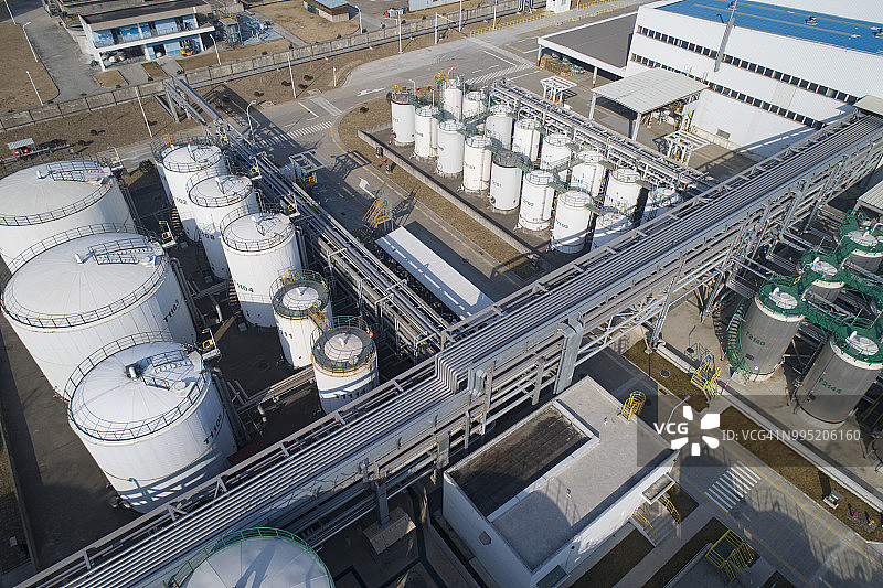 润滑油生产厂、基础油和添加剂储罐鸟瞰图图片素材